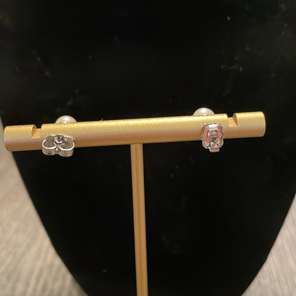 Pearl studs - Picture 2 of 3